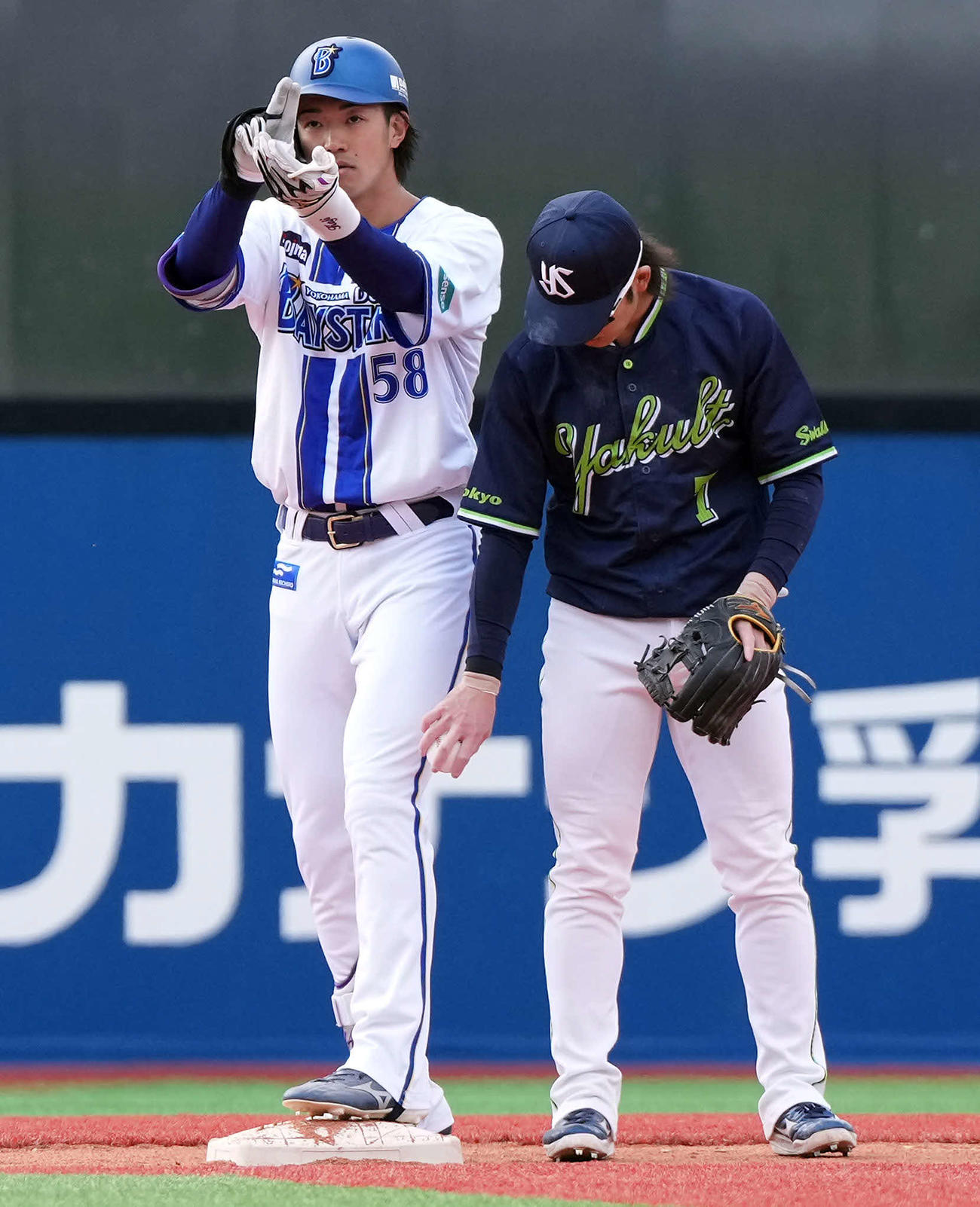 DeNA対ヤクルト　6回裏DeNA2死三塁、適時二塁打を放った梶原（撮影・たえ見朱実）