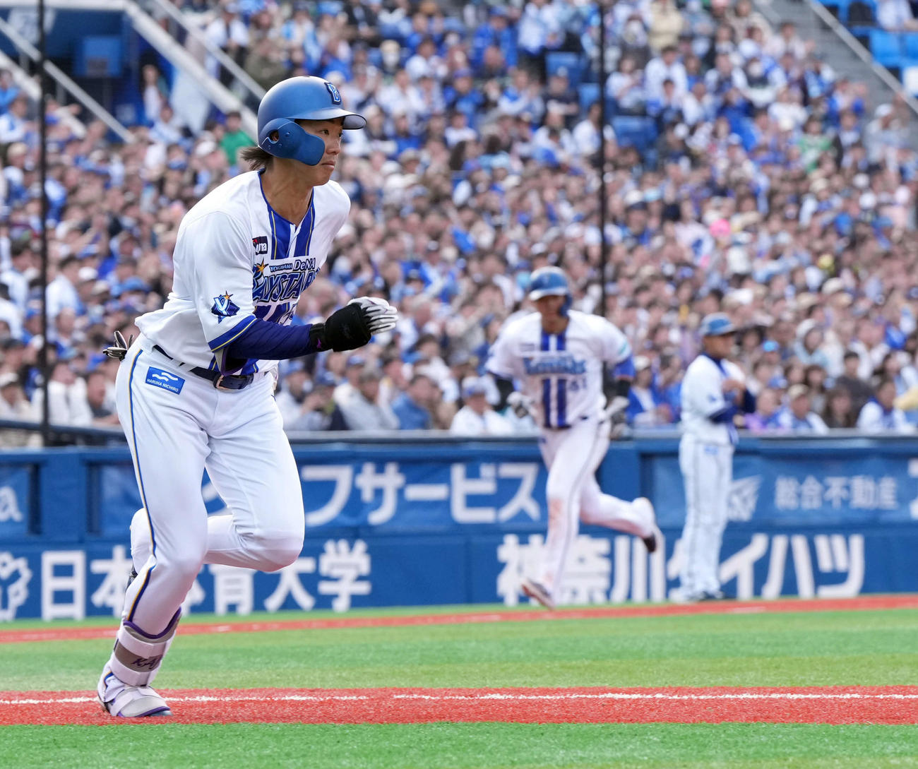 DeNA対ヤクルト　6回裏DeNA2死三塁、右翼線に適時二塁打を放った梶原（撮影・たえ見朱実）