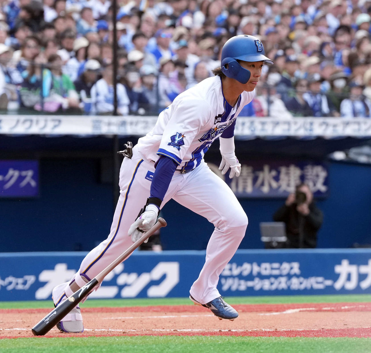 DeNA対ヤクルト　6回裏DeNA2死三塁、右翼線に適時二塁打を放った梶原（撮影・たえ見朱実）