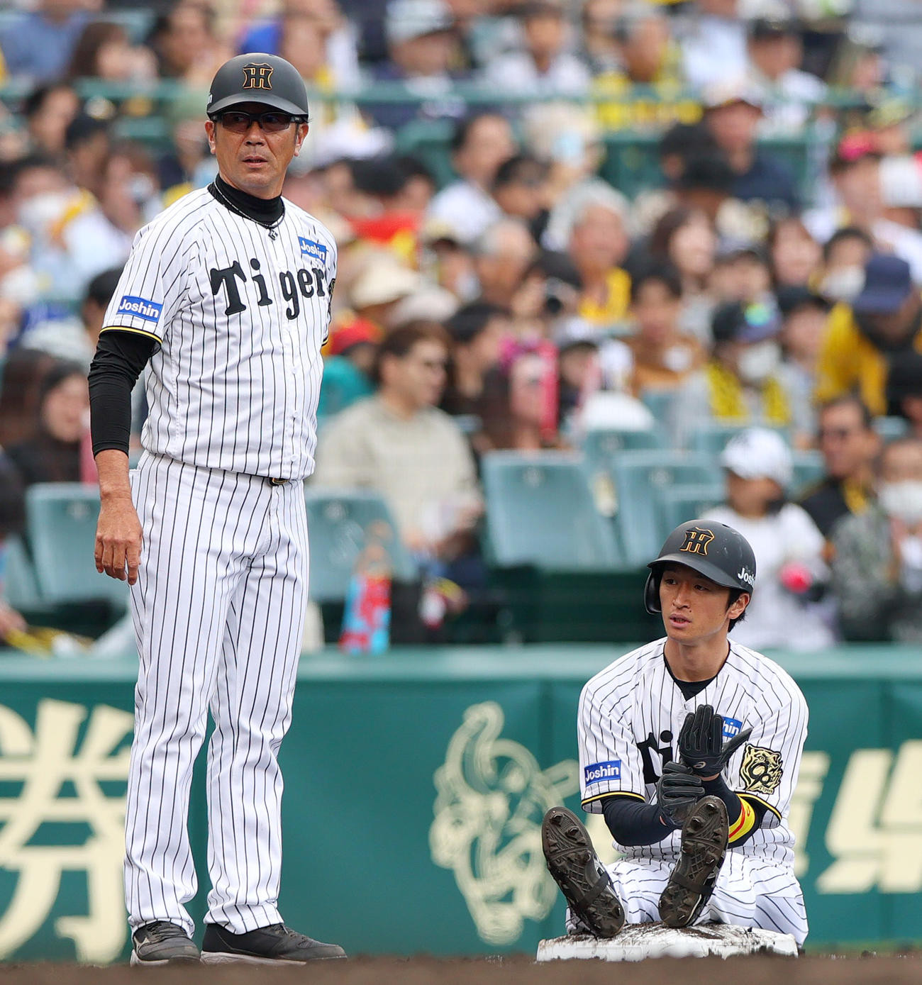 阪神対中日　5回裏阪神2死一、三塁、一走近本（右）は中野の右前適時打で三塁に進塁し三塁で座る（撮影・上山淳一）