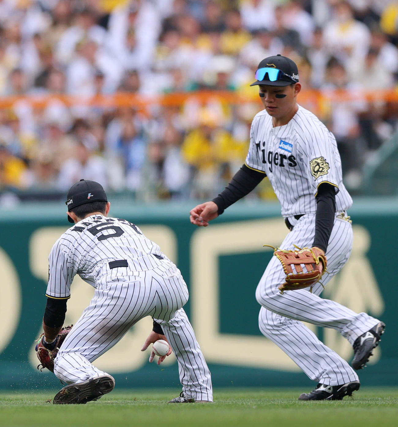 阪神対中日　5回表中日1死一、三塁、二塁手中野はボスラーの打球を追うが捕球できず失点する、右は右翼手森下（撮影・上山淳一）