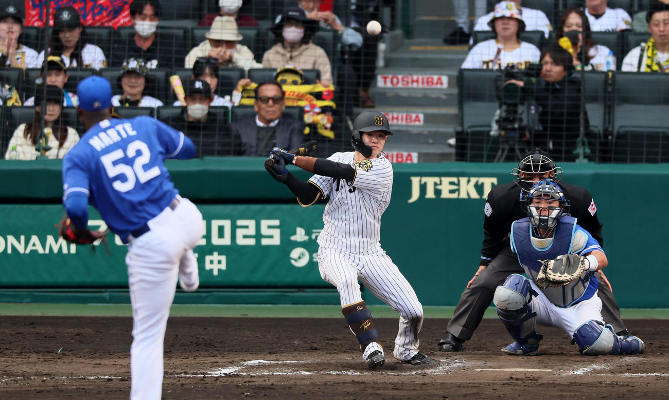 阪神対中日　8回裏阪神無死、中野は中前打を放つ。投手マルテ（撮影・加藤哉）