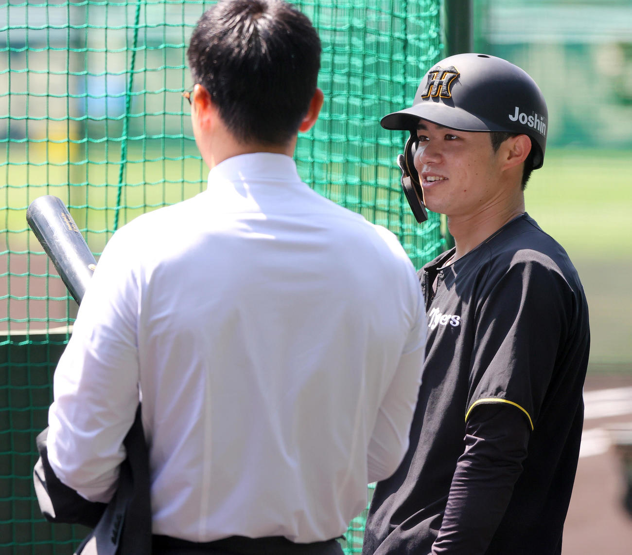 阪神対中日　阪神OBの矢野氏（手前）と話す中野（撮影・上山淳一）