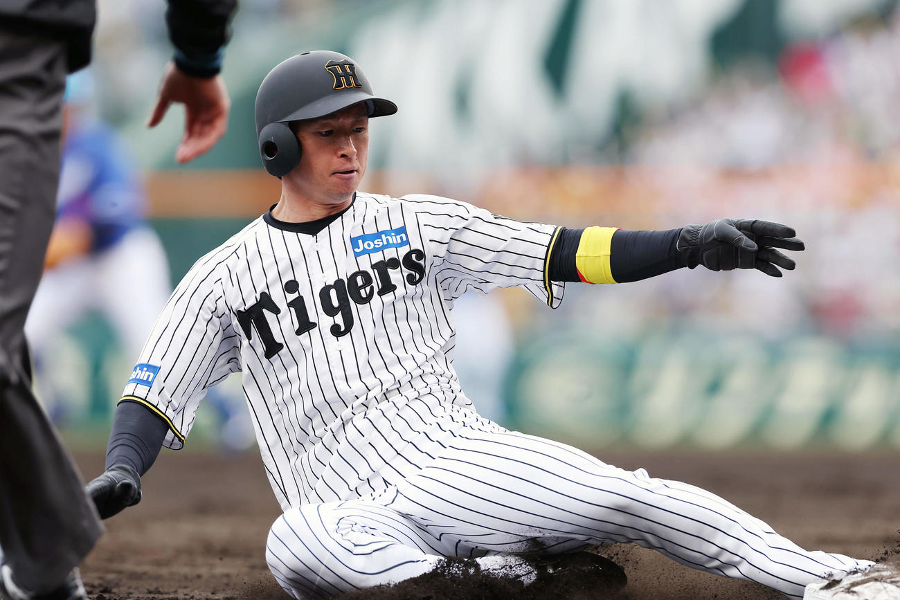 阪神対中日　5回裏阪神2死一、三塁、中野の右前適時打で三塁へ滑り込む一走近本（撮影・前田充）