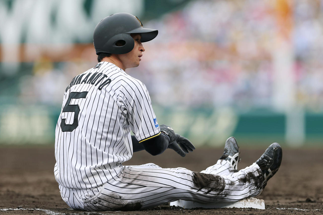 阪神対中日　5回裏阪神2死一、三塁、中野の右前適時打で三進した近本（撮影・前田充）