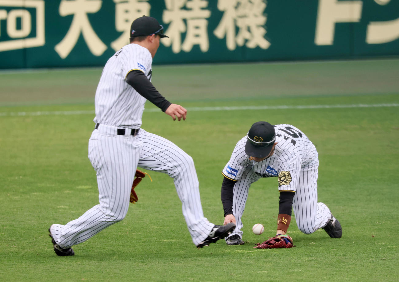 阪神対中日　5回表中日1死一、三塁、中野は背走でボスラーの打球を追ったが捕球出来ず二塁で一塁走者細川をアウトにする。左は森下（撮影・加藤哉）