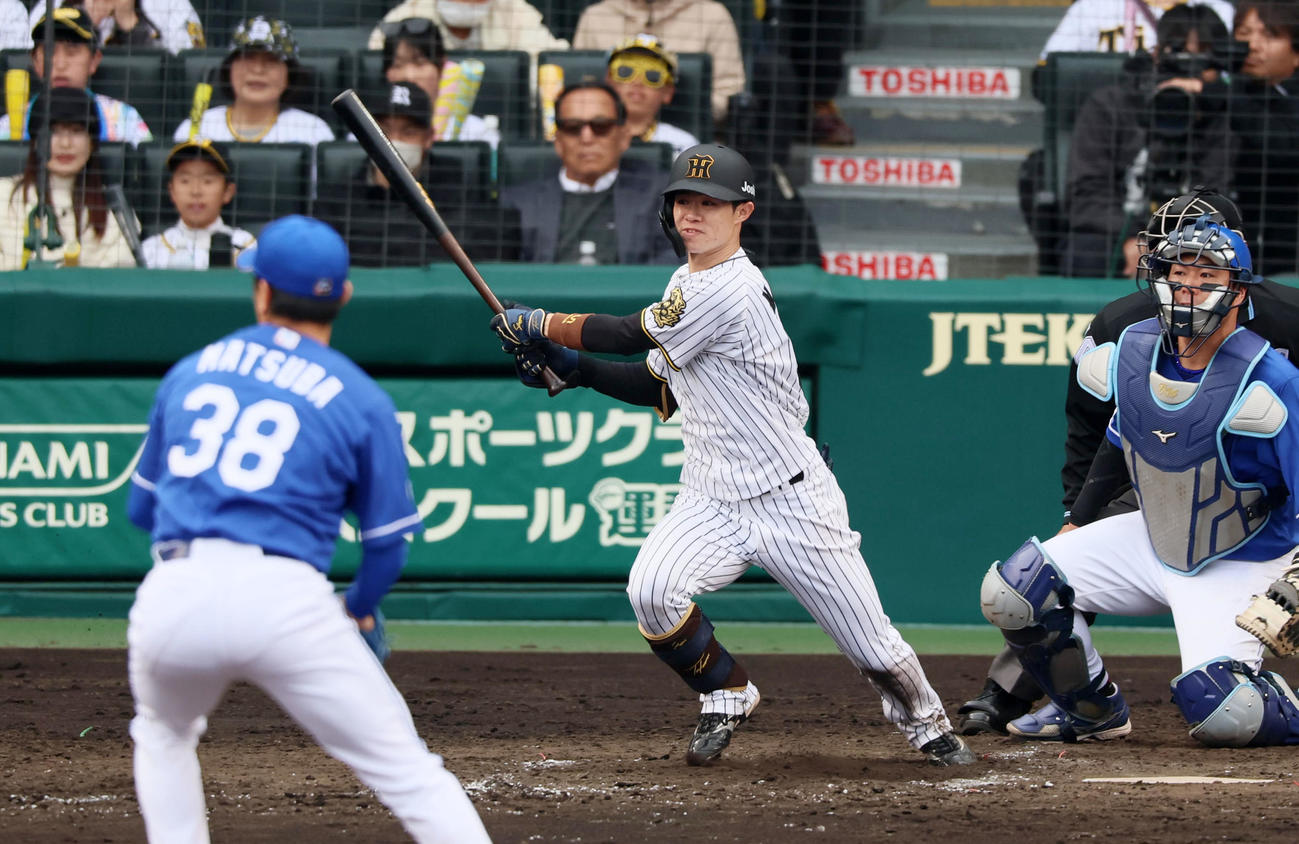 阪神対中日　5回裏阪神2死一、三塁、中野は右前適時打を放つ。投手松葉（撮影・加藤哉）