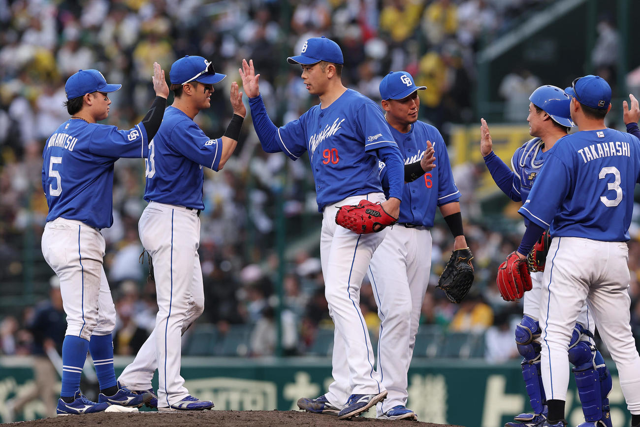 阪神対中日　阪神に勝利し、タッチを交わす中日ナイン（撮影・前田充）