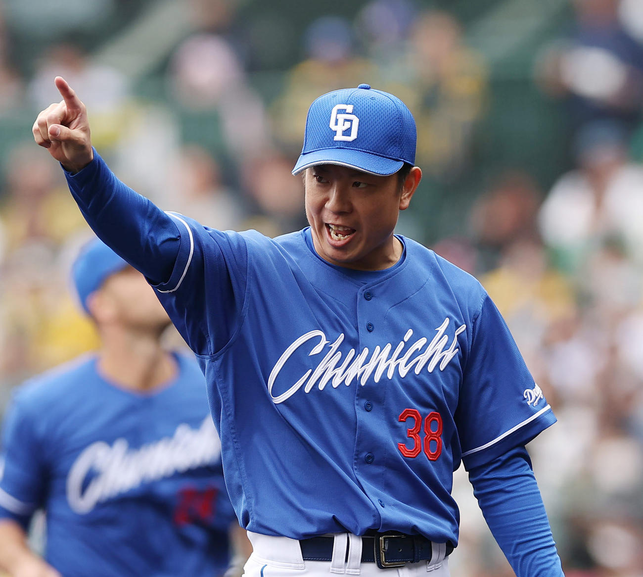 阪神対中日　4回裏阪神2死二塁、前川を遊ゴロに仕留めた松葉（撮影・前田充）