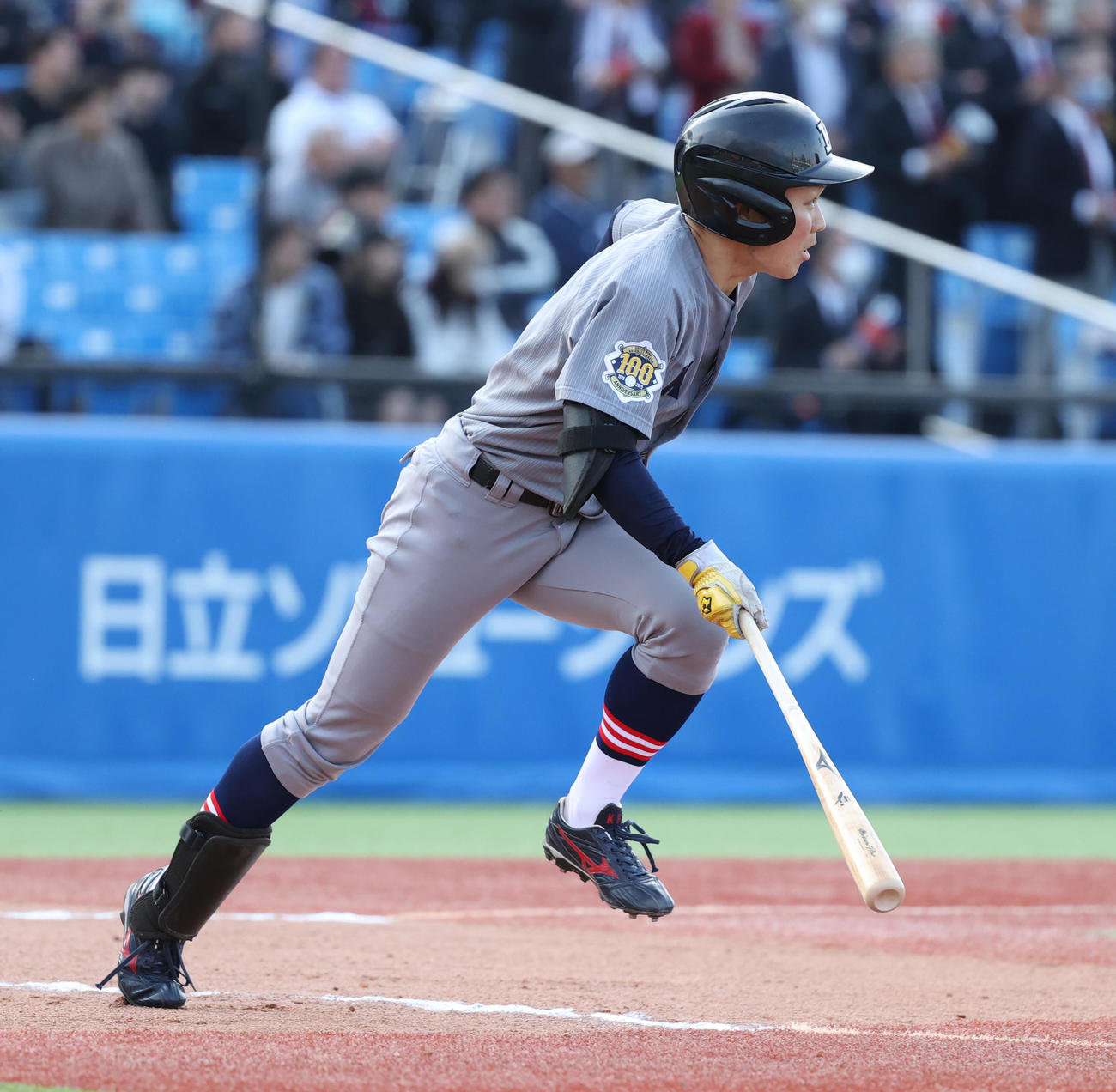 慶大対立大　延長10回表慶大2死一、三塁、横地は二塁内野適時打を放つ（撮影・柴田隆二）