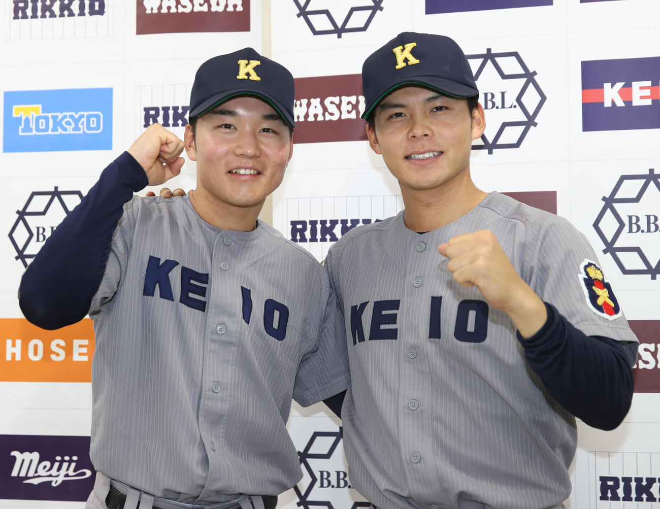 慶大対立大　決勝打の横地（左）と好投した外丸はガッツポーズする（撮影・柴田隆二）