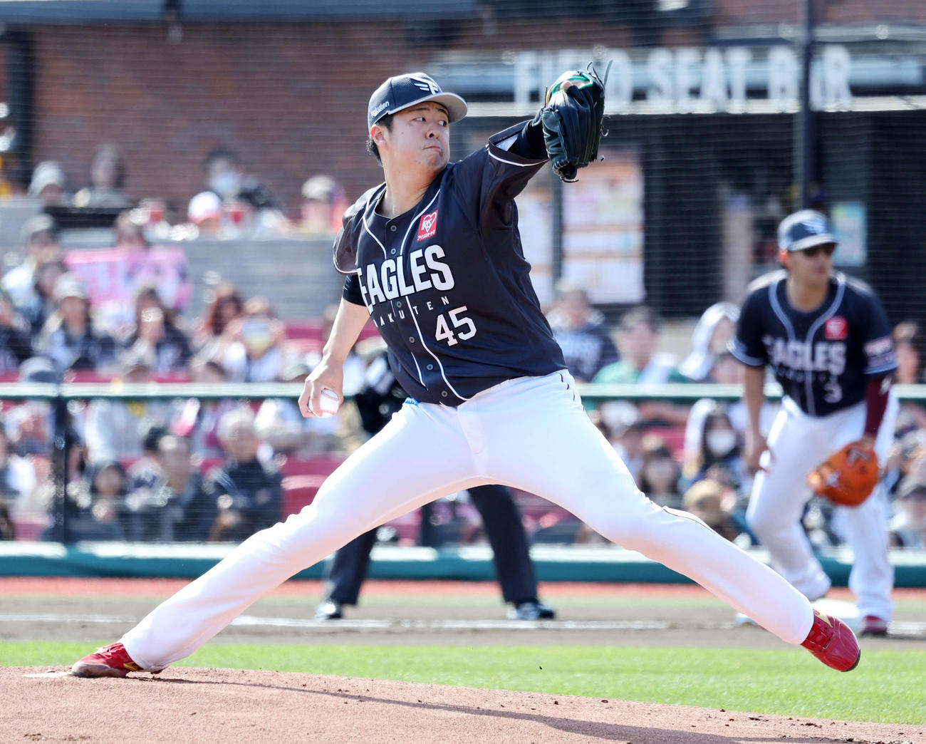 楽天対オリックス　力投する楽天先発の松井（撮影・鈴木正人）　