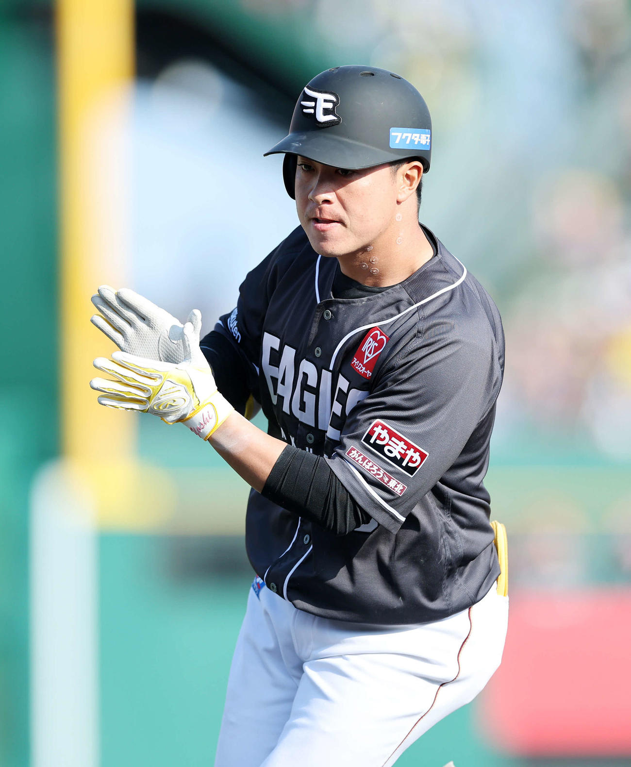 楽天対オリックス　5回裏楽天無死、渡辺佳は左前打を放つ（撮影・鈴木正人）　