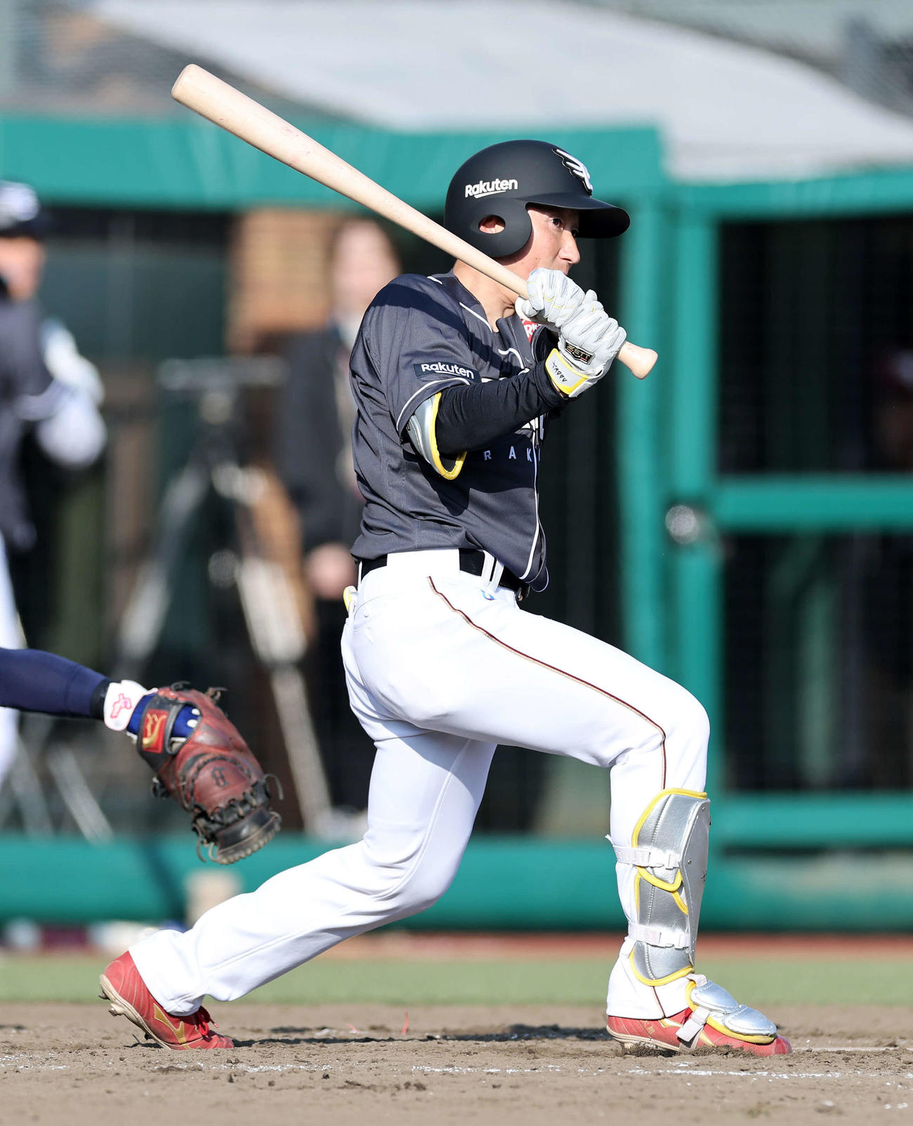 楽天対オリックス　5回裏楽天無死一塁、小深田は右越え二塁打を放つ（撮影・鈴木正人）　