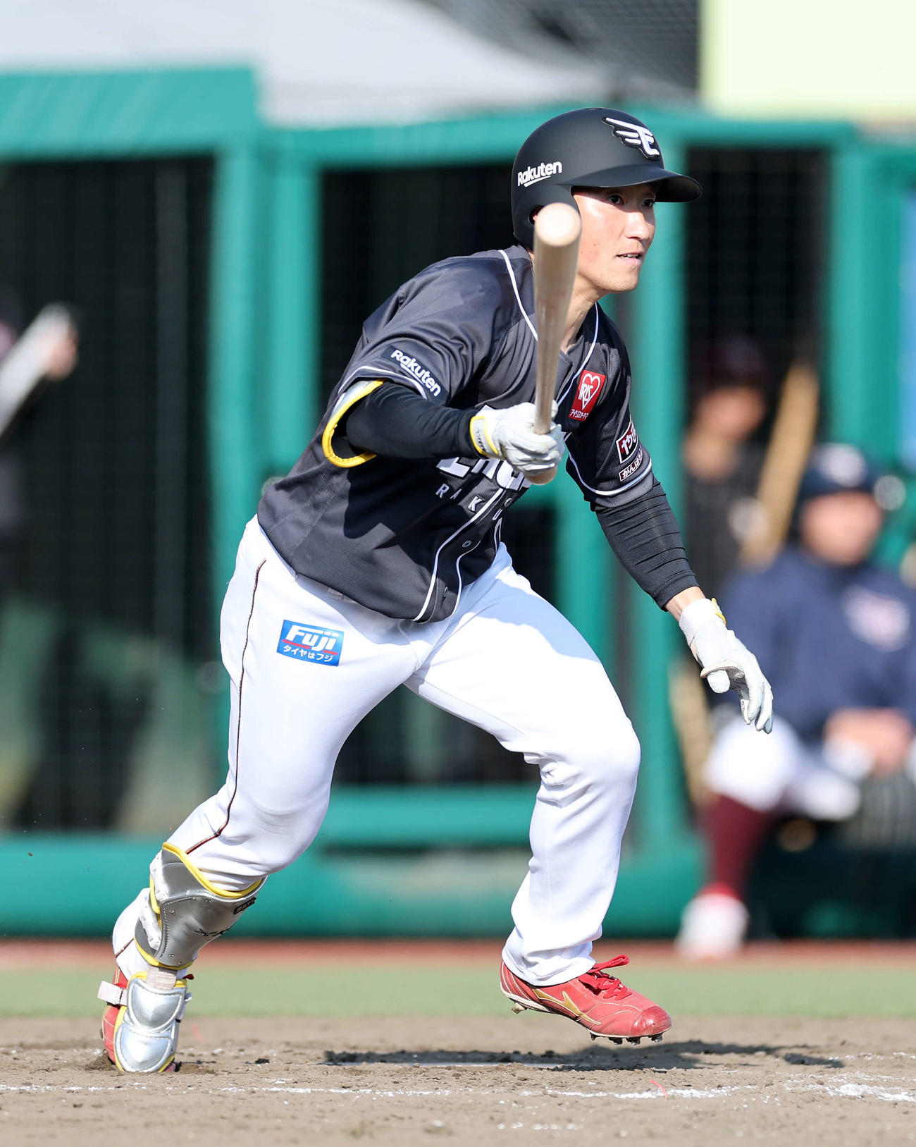 楽天対オリックス　5回裏楽天無死一塁、小深田は右越え二塁打を放つ（撮影・鈴木正人）　