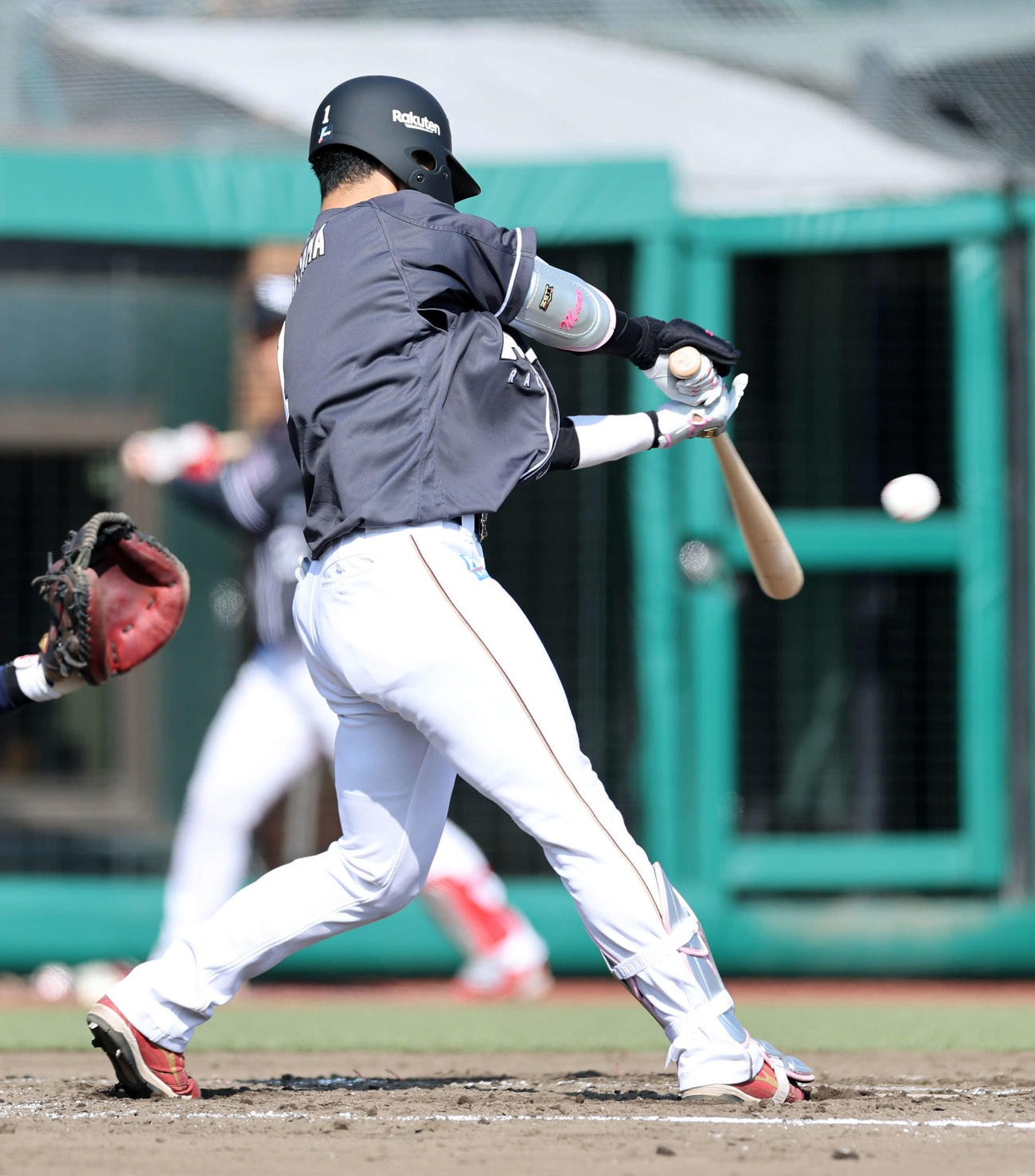 楽天対オリックス　2回裏楽天1死、宗山は左前打を放つ（撮影・鈴木正人）　