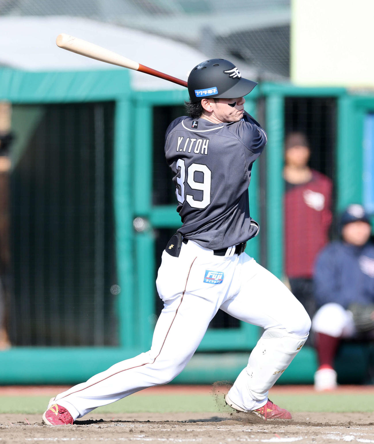 楽天対オリックス　4回裏楽天無死、伊藤は中前打を放つ（撮影・鈴木正人）　