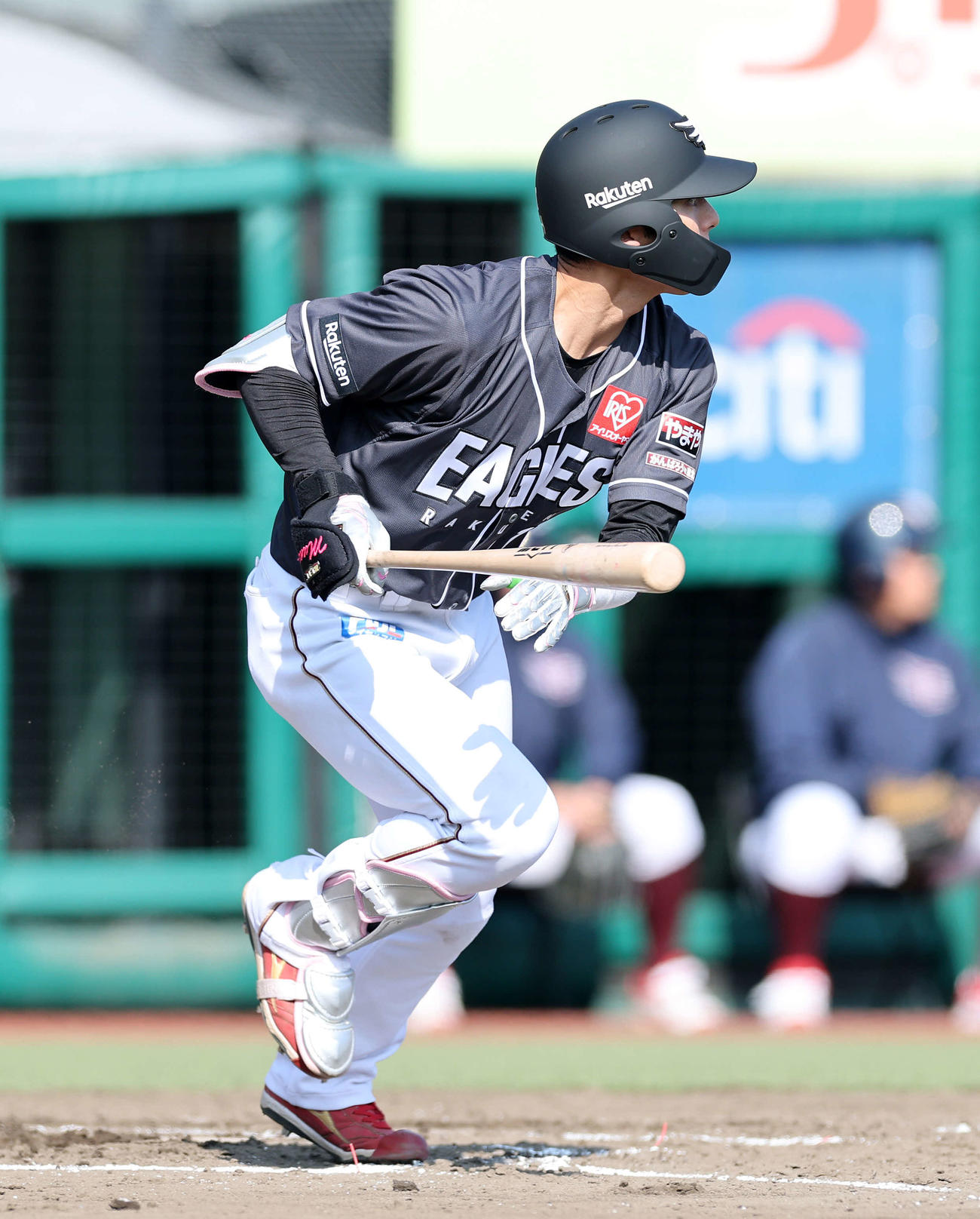 楽天対オリックス　2回裏楽天1死、宗山は左前打を放つ（撮影・鈴木正人）　