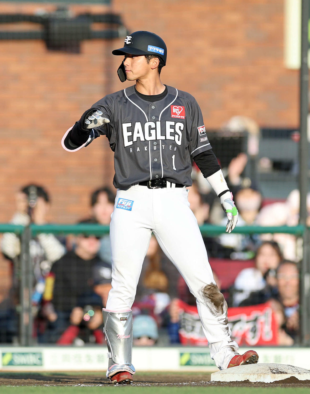 楽天対オリックス　9回裏楽天1死二塁、宗山は左越え適時三塁打を放つ（撮影・鈴木正人）　