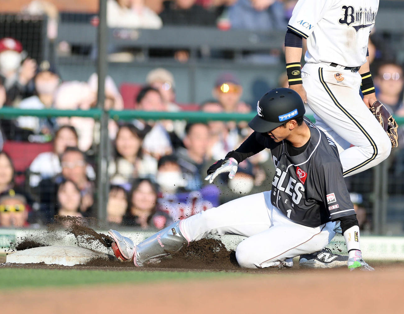 楽天対オリックス　9回裏楽天1死二塁、宗山は左越え適時三塁打を放つ（撮影・鈴木正人）　