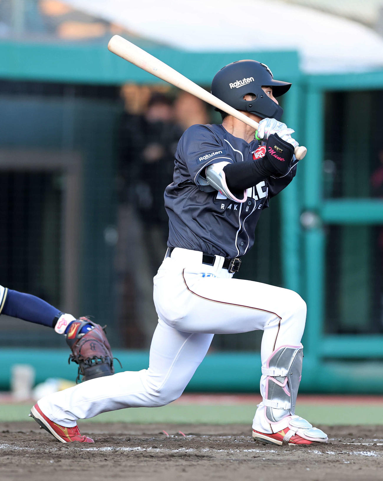 楽天対オリックス　9回裏楽天1死二塁、宗山は左越え適時三塁打を放つ（撮影・鈴木正人）　