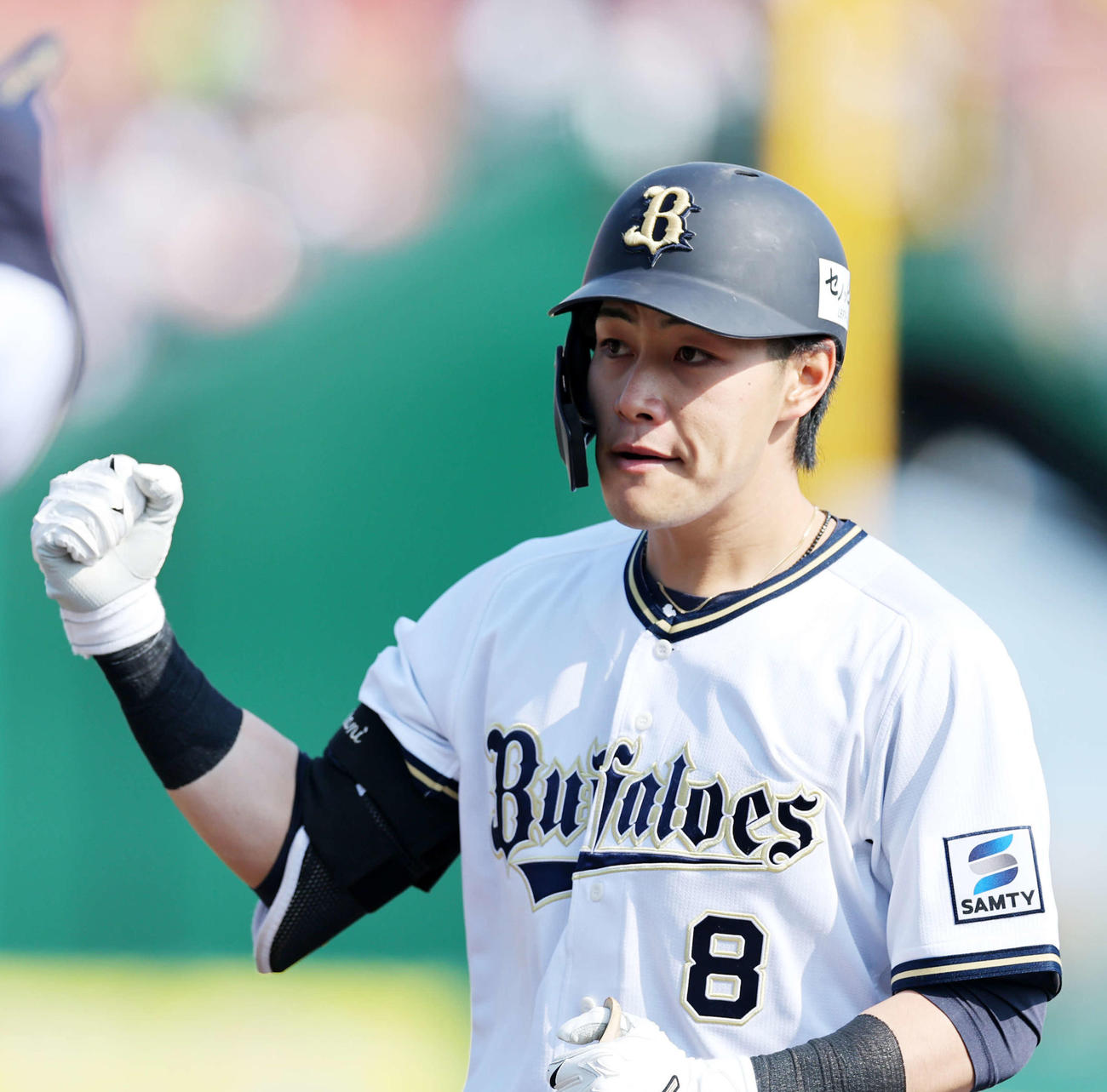 楽天対オリックス　2回表オリックス無死、麦谷は左前打を放ちガッツポーズ（撮影・鈴木正人）　