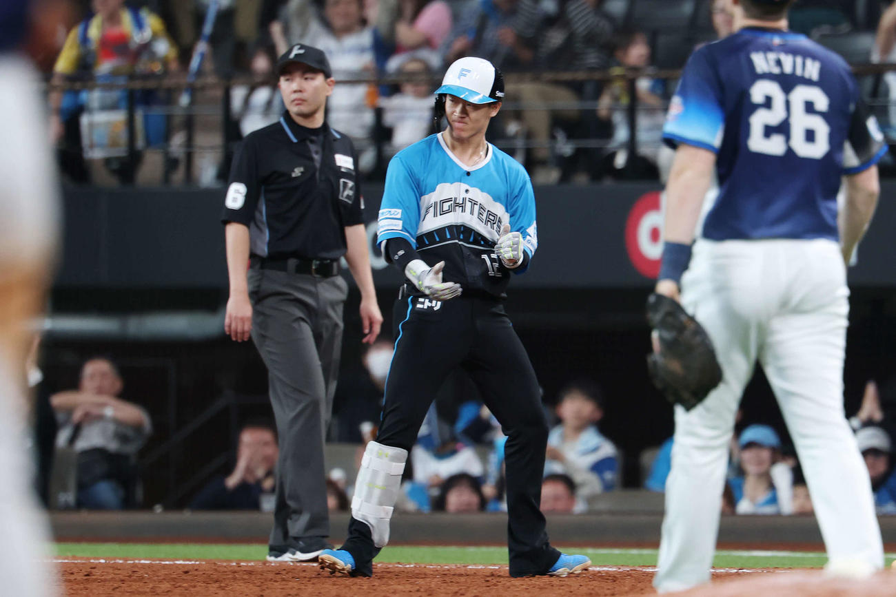 日本ハム対西武　9回裏日本ハム2死一、二塁、中前適時打を放った矢沢（撮影・宮地輝）