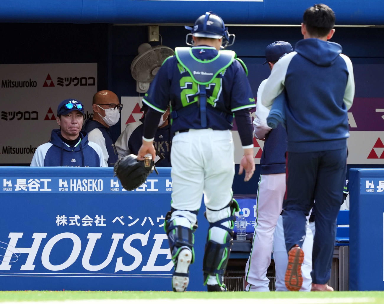 DeNA対ヤクルト　5回裏、アクシデントに見舞われ、治療でベンチに下がるヤクルトの捕手中村悠を見つめる高津監督（撮影・たえ見朱実）