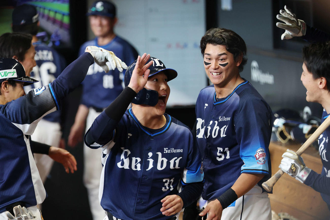 日本ハム対西武　9回表西武無死二塁、中前適時打を放った平沼（中央）はチームメートと喜ぶ（撮影・宮地輝）