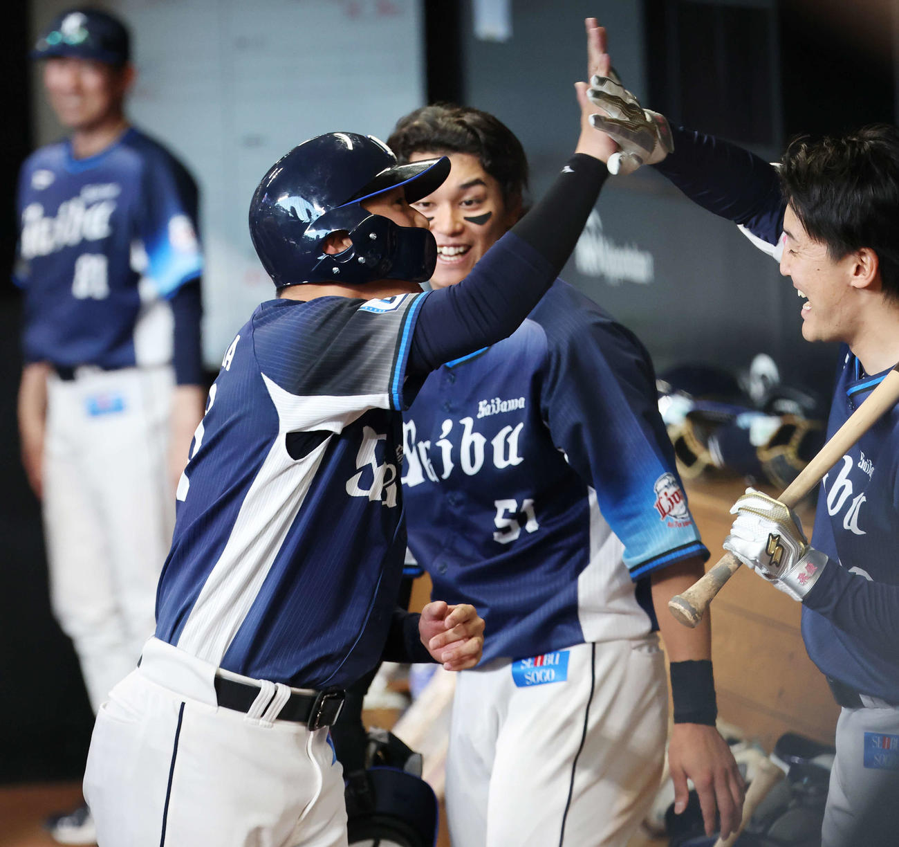 日本ハム対西武　9回表西武無死二塁、中前適時打を放った平沼（左）はチームメートと喜ぶ（撮影・宮地輝）