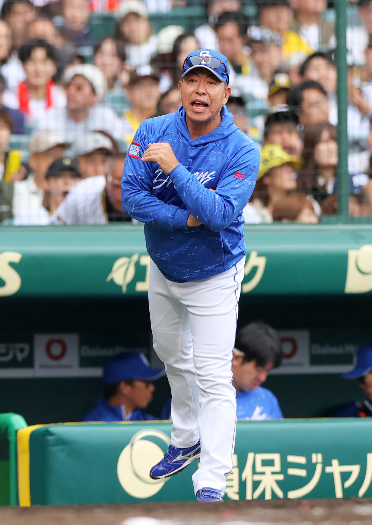 阪神対中日　7回表中日2死一、二塁、井上監督は代打中田を送る（撮影・上山淳一）