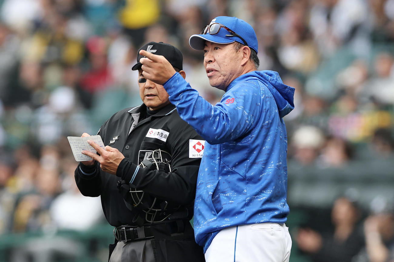 阪神対中日　7回表を終え、選手交代を告げる中日井上監督（撮影・前田充）