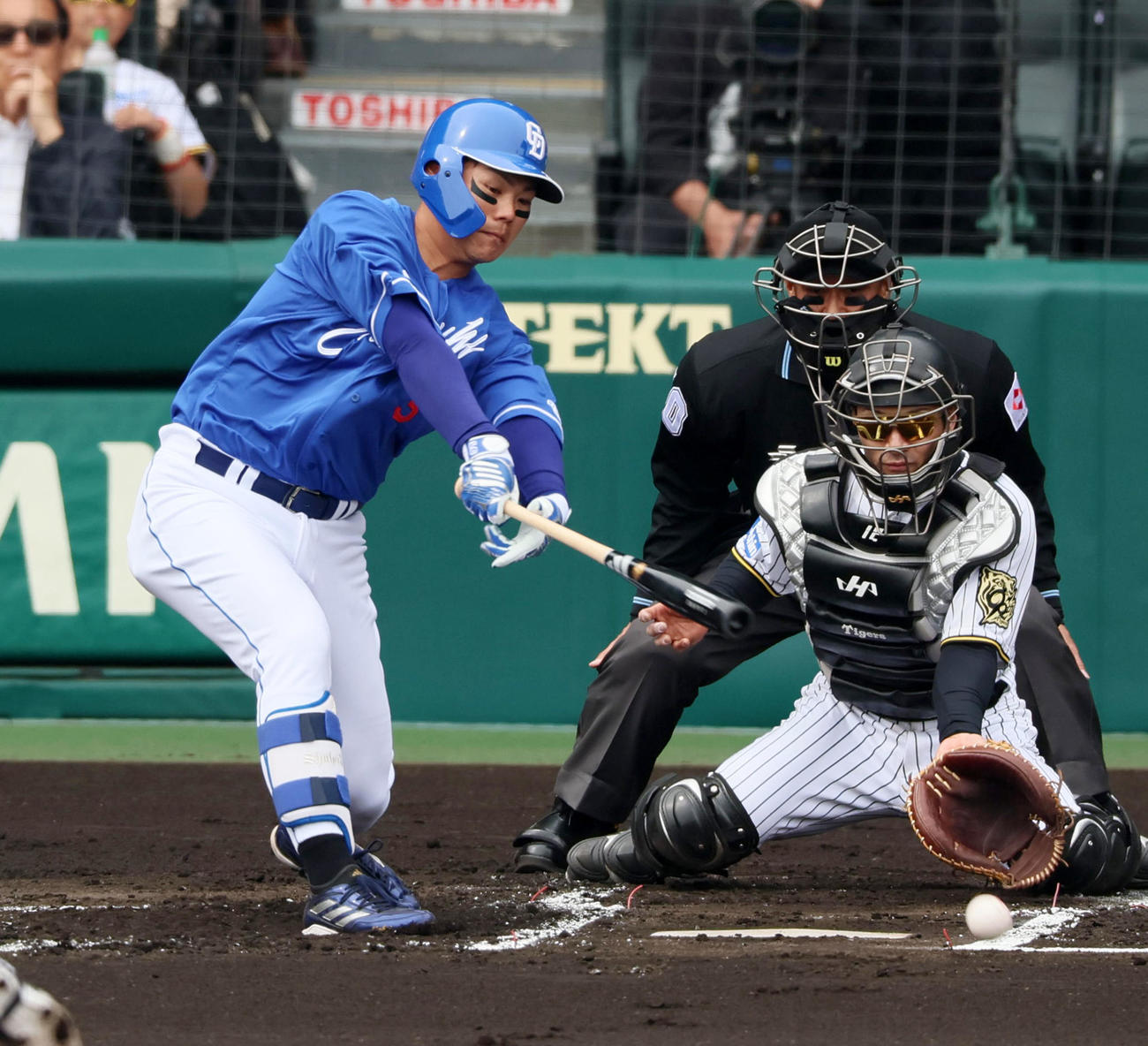 阪神対中日　1回表中日2死一、二塁、高橋周は遊ゴロに倒れる（撮影・加藤哉）