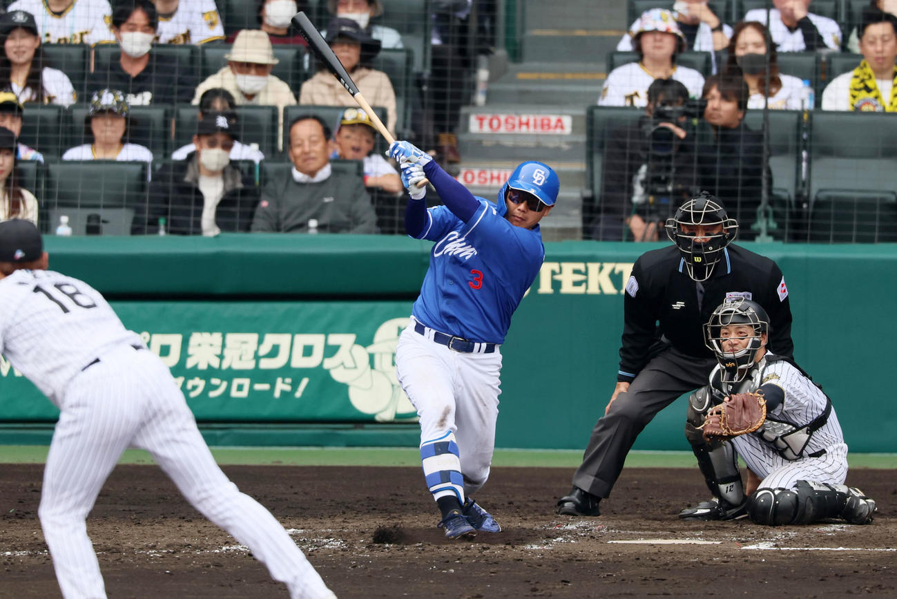 阪神対中日　4回表中日無死一塁、高橋周は右越え二塁打を放つ。投手西勇（撮影・加藤哉）