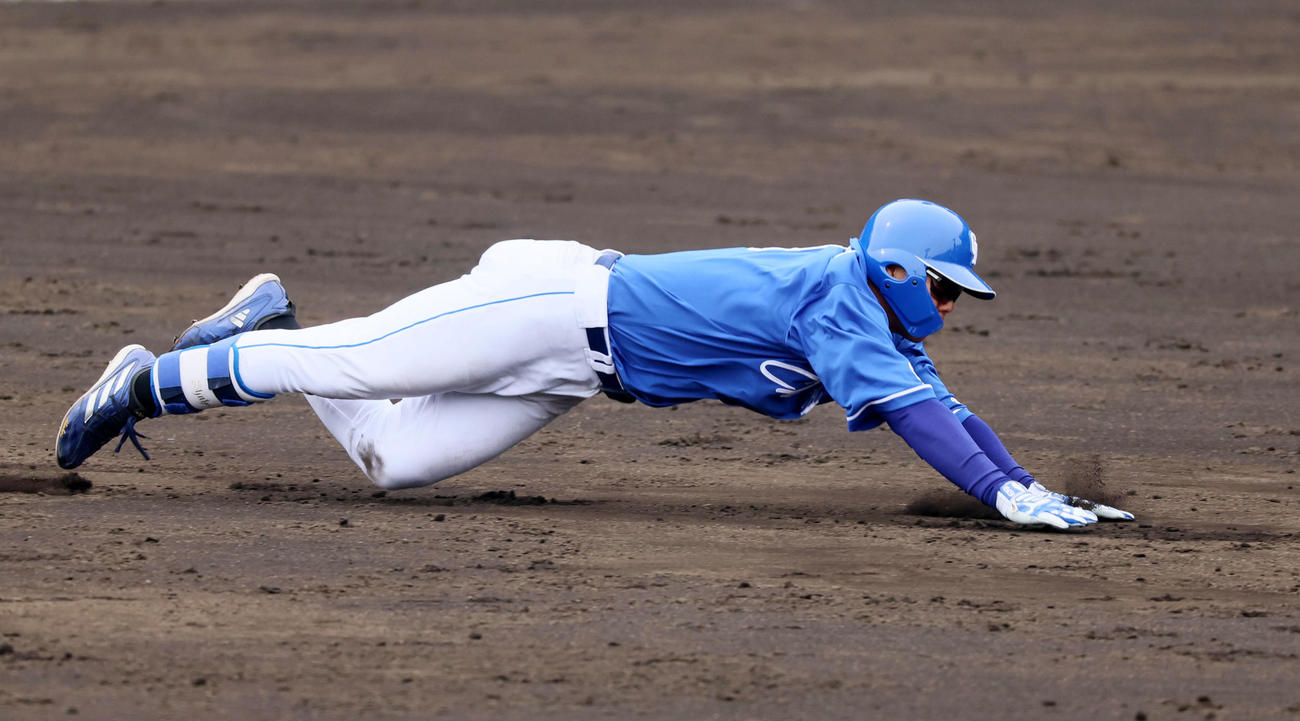 阪神対中日　4回表中日無死一塁、高橋周は右越え二塁打を放ちヘッドスライディングを見せる（撮影・加藤哉）