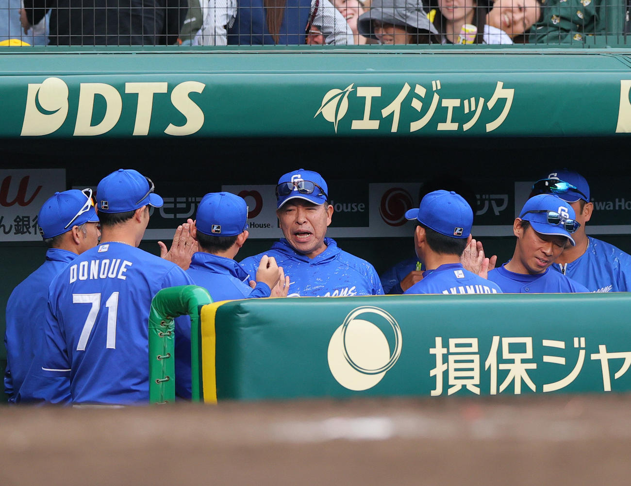 阪神対中日　阪神に勝利した井上監督（中央）は笑顔でタッチをかわす（撮影・上山淳一）