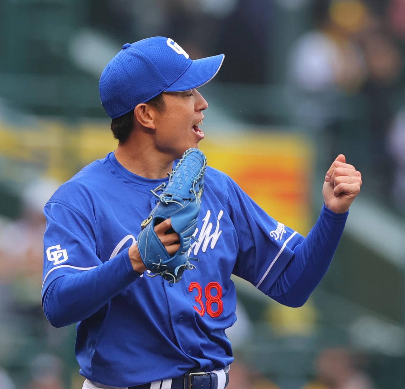 阪神対中日　7回裏阪神2死、松葉は近本を投ゴロに仕留めガッツポーズする（撮影・上山淳一）