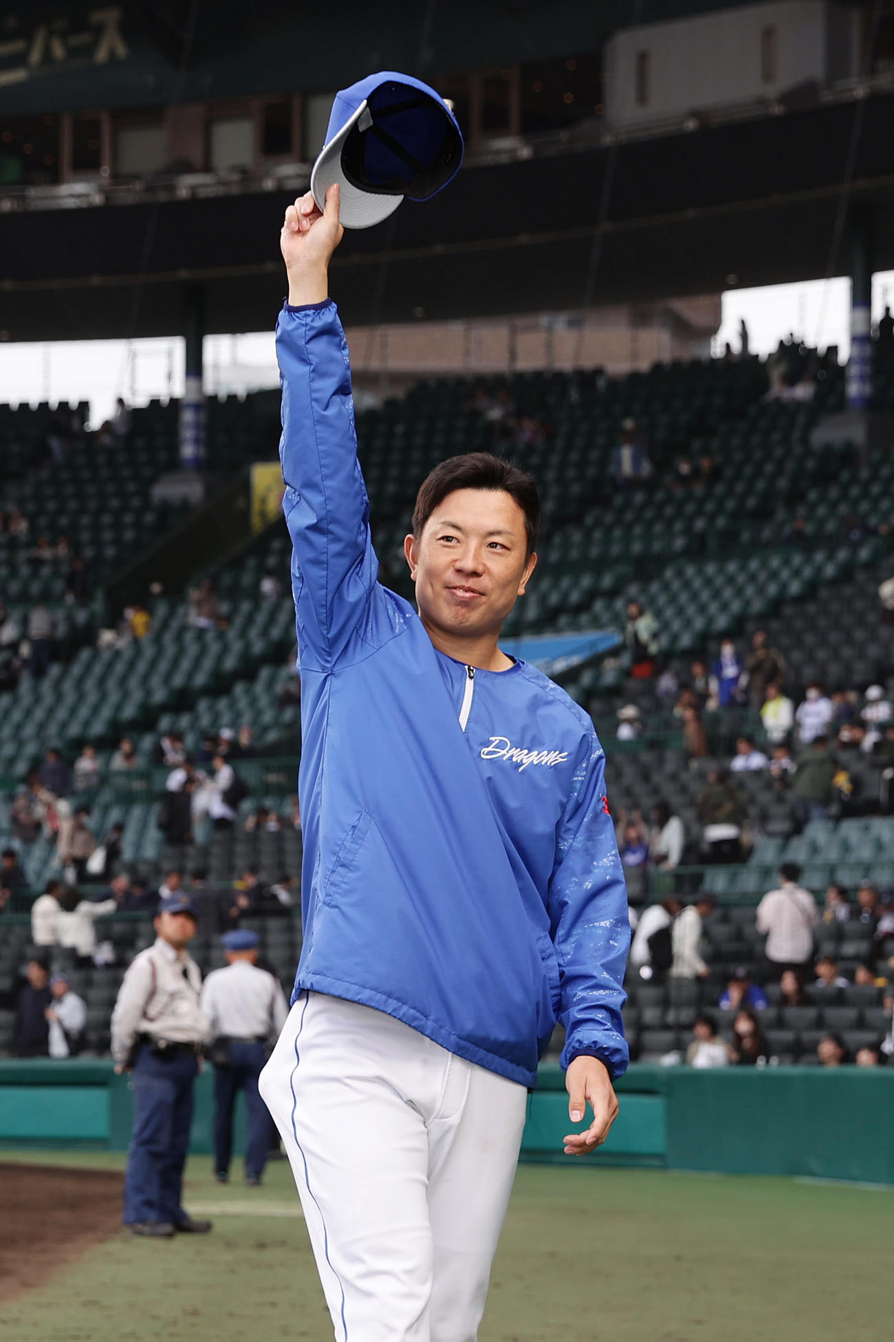 阪神対中日　阪神に勝利し、ファンの声援に応える中日松葉（撮影・前田充）