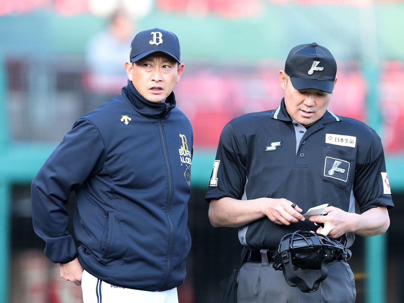 楽天対オリックス　9回裏、投手交代を告げるオリックス岸田監督（撮影・鈴木正人）　
