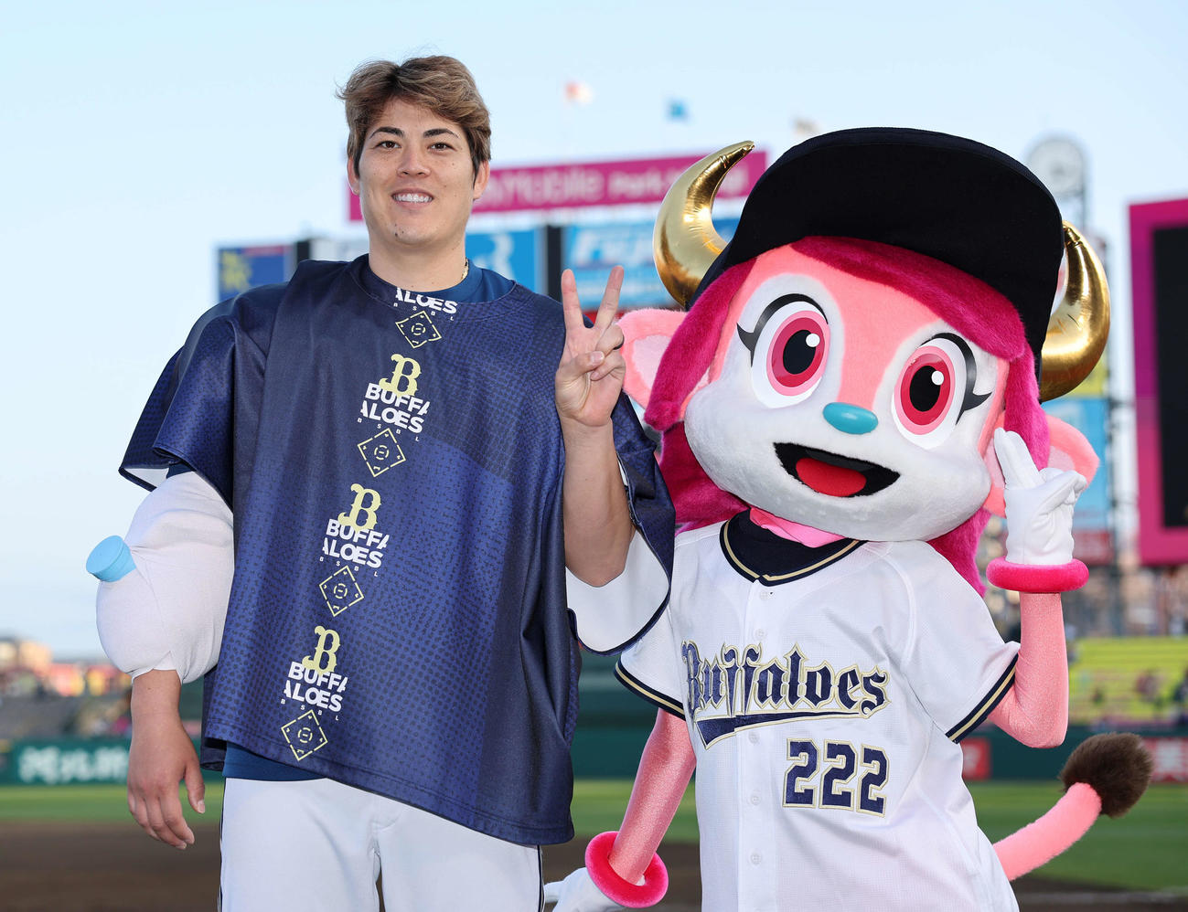 楽天対オリックス　勝利し笑顔を見せるオリックス九里（撮影・鈴木正人）　