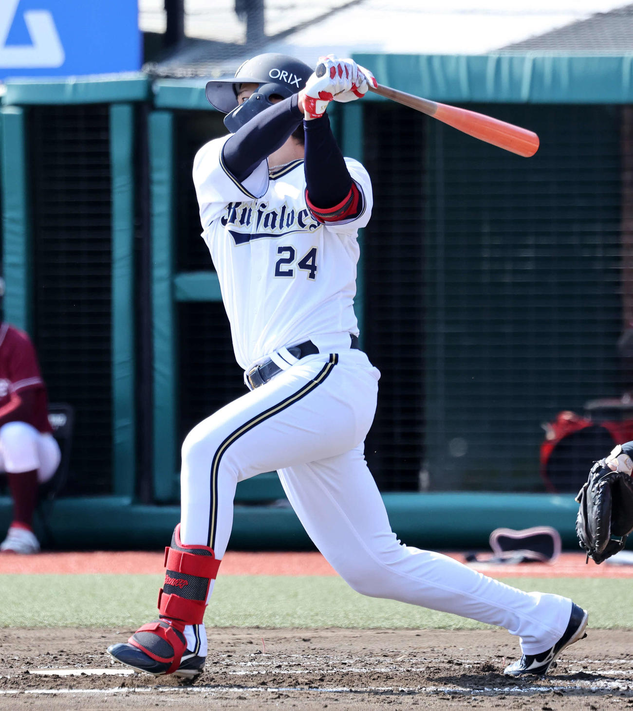 楽天対オリックス　1回表オリックス2死二塁、紅林は右越え適時二塁打を放つ（撮影・鈴木正人）　