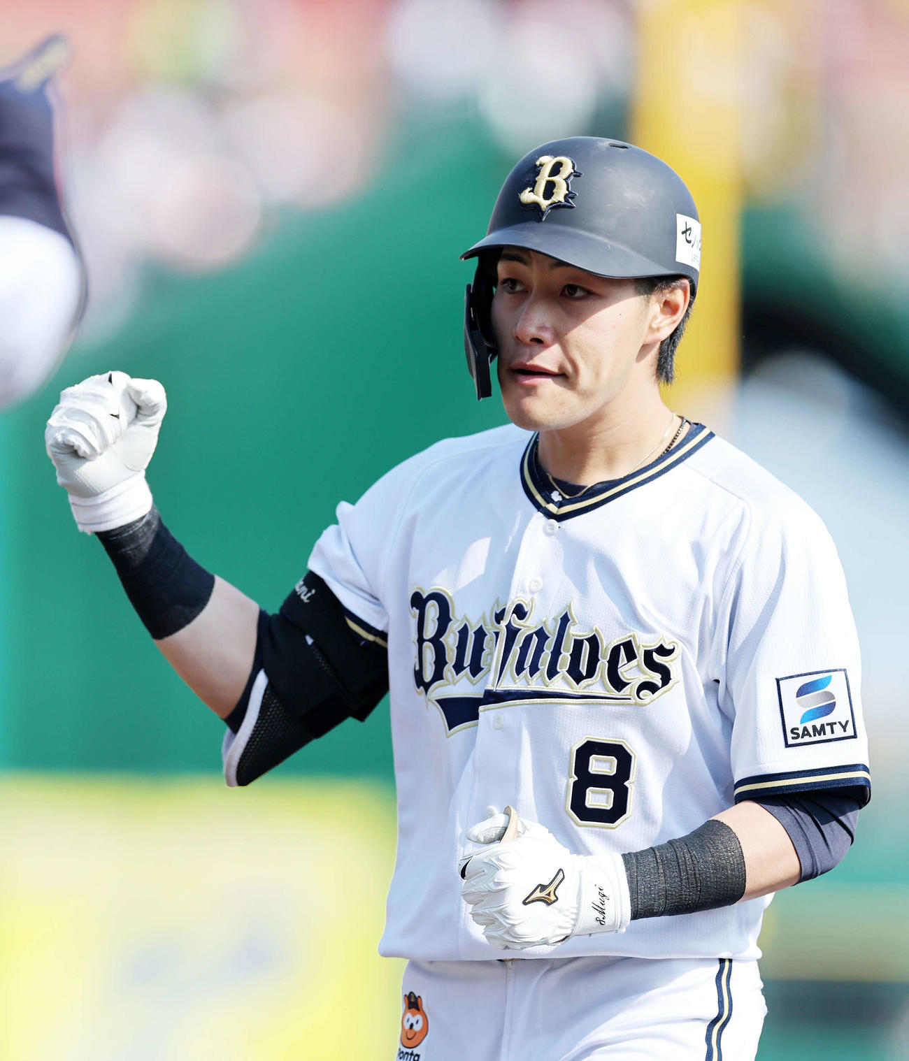 楽天対オリックス　2回表オリックス無死、麦谷は左前打を放ちガッツポーズ（撮影・鈴木正人）　