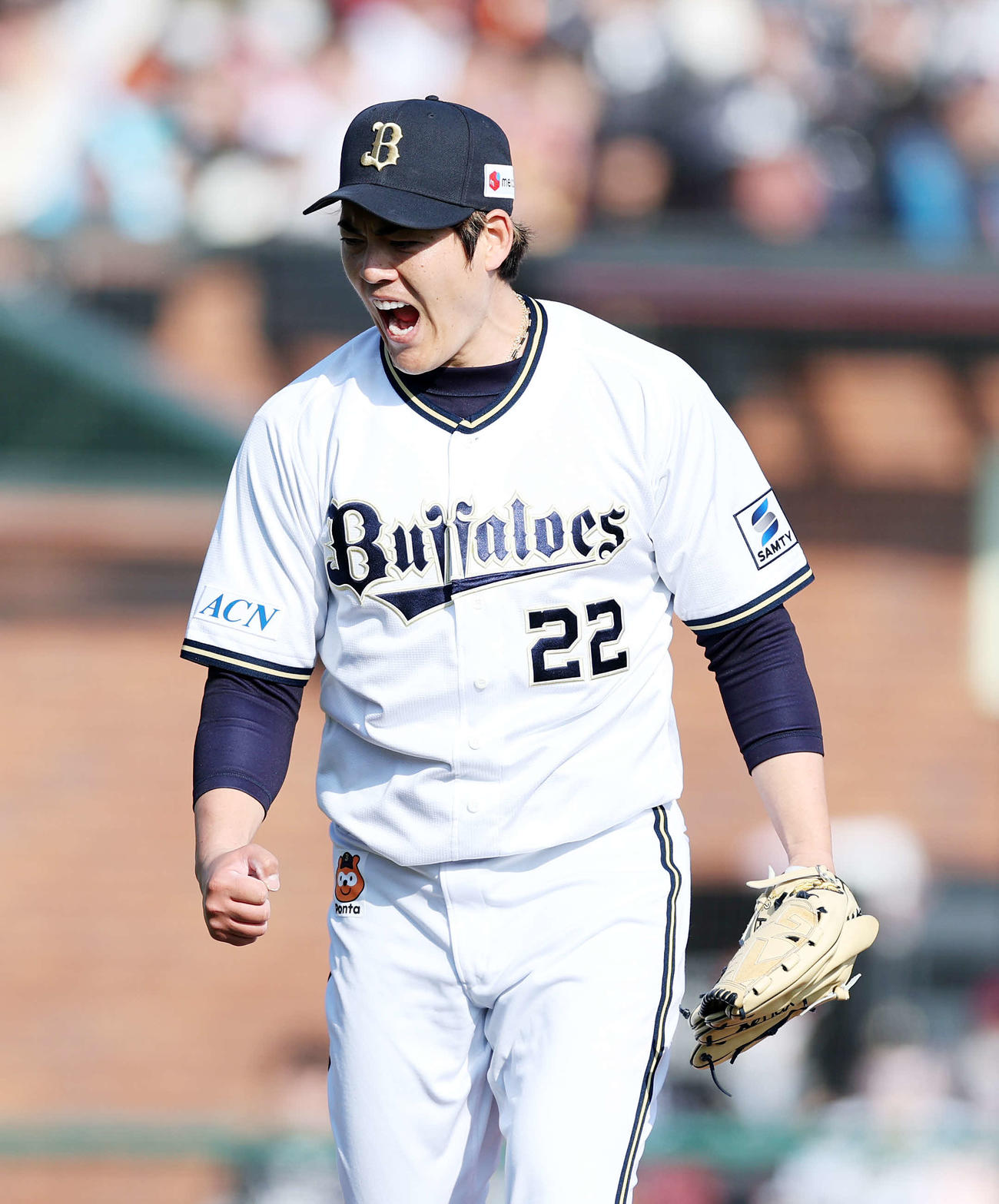 楽天対オリックス　4回裏、楽天の攻撃を抑えガッツポーズで雄たけびを上げるオリックス九里（撮影・鈴木正人）　