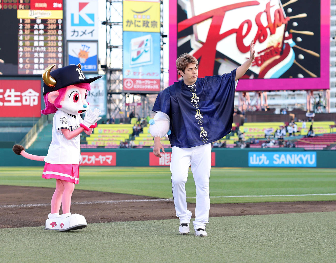 楽天対オリックス　勝利しファンの声援に応えるオリックス九里（撮影・鈴木正人）　