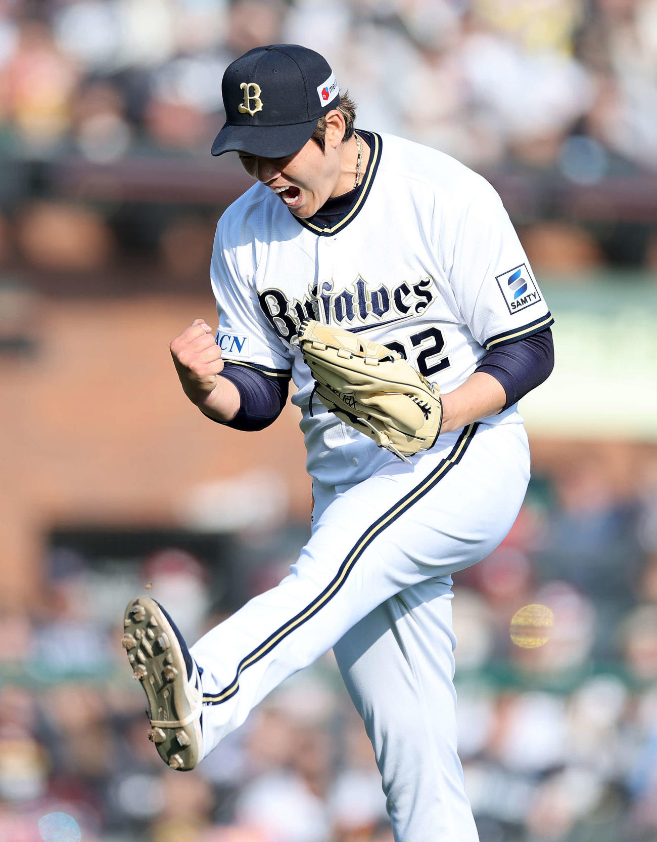 楽天対オリックス　5回裏、楽天の攻撃を抑えガッツポーズで雄たけびを上げるオリックス九里（撮影・鈴木正人）　