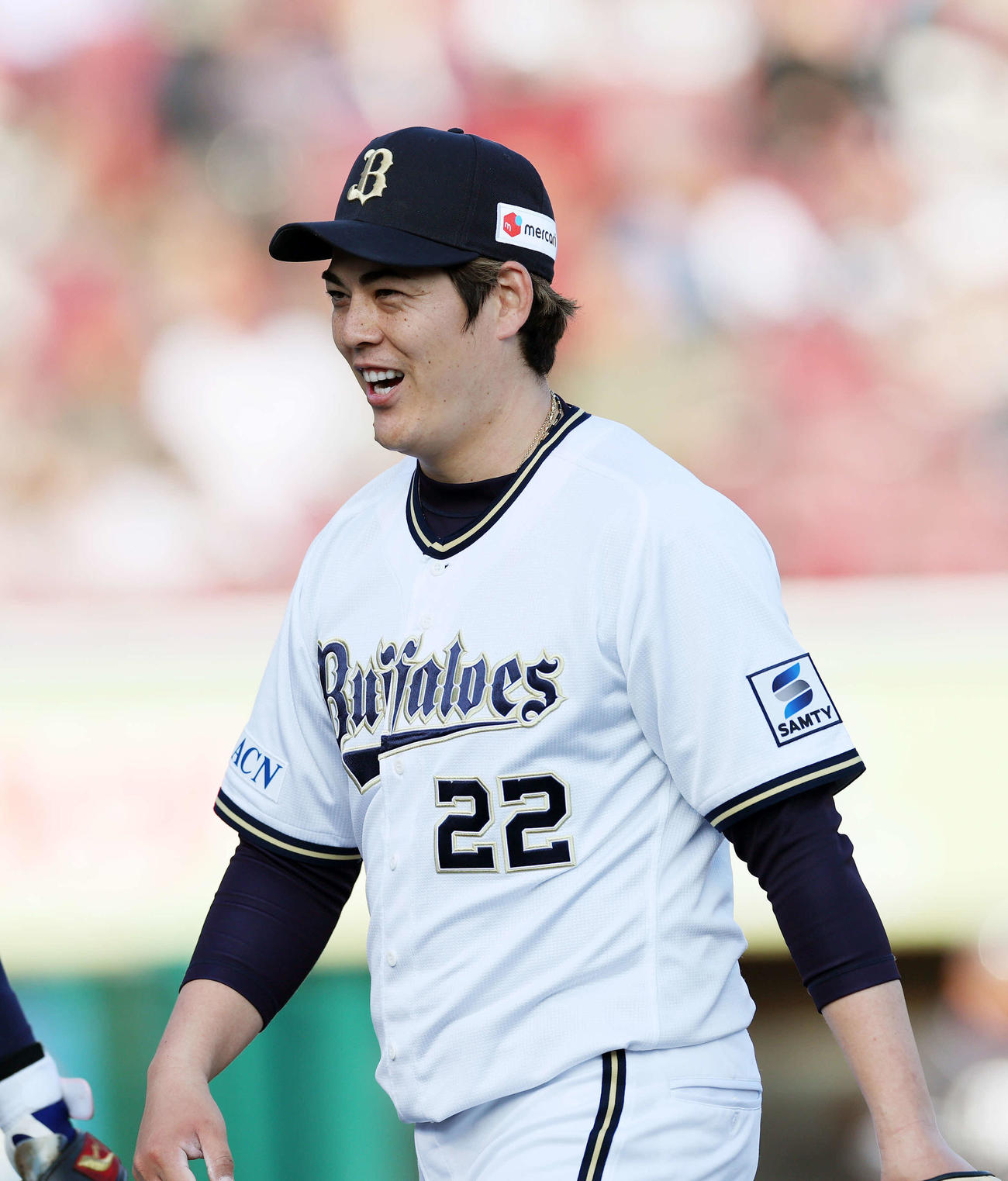 楽天対オリックス　8回裏、楽天の攻撃を抑え笑顔でベンチに引き揚げるオリックス九里（撮影・鈴木正人）　