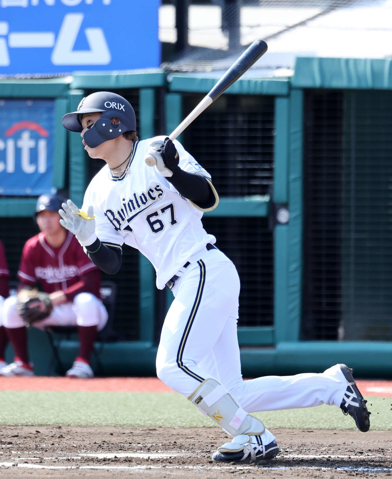 楽天対オリックス　1回表オリックス2死一塁、、中川は左前打を放つ（撮影・鈴木正人）　