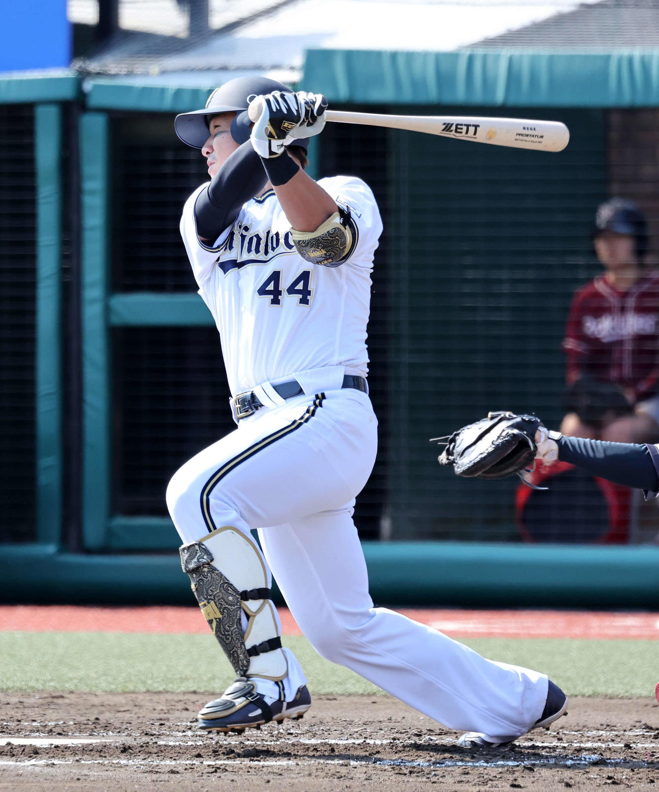楽天対オリックス　1回表オリックス2死一、二塁、頓宮は右越え適時二塁打を放つ（撮影・鈴木正人）　