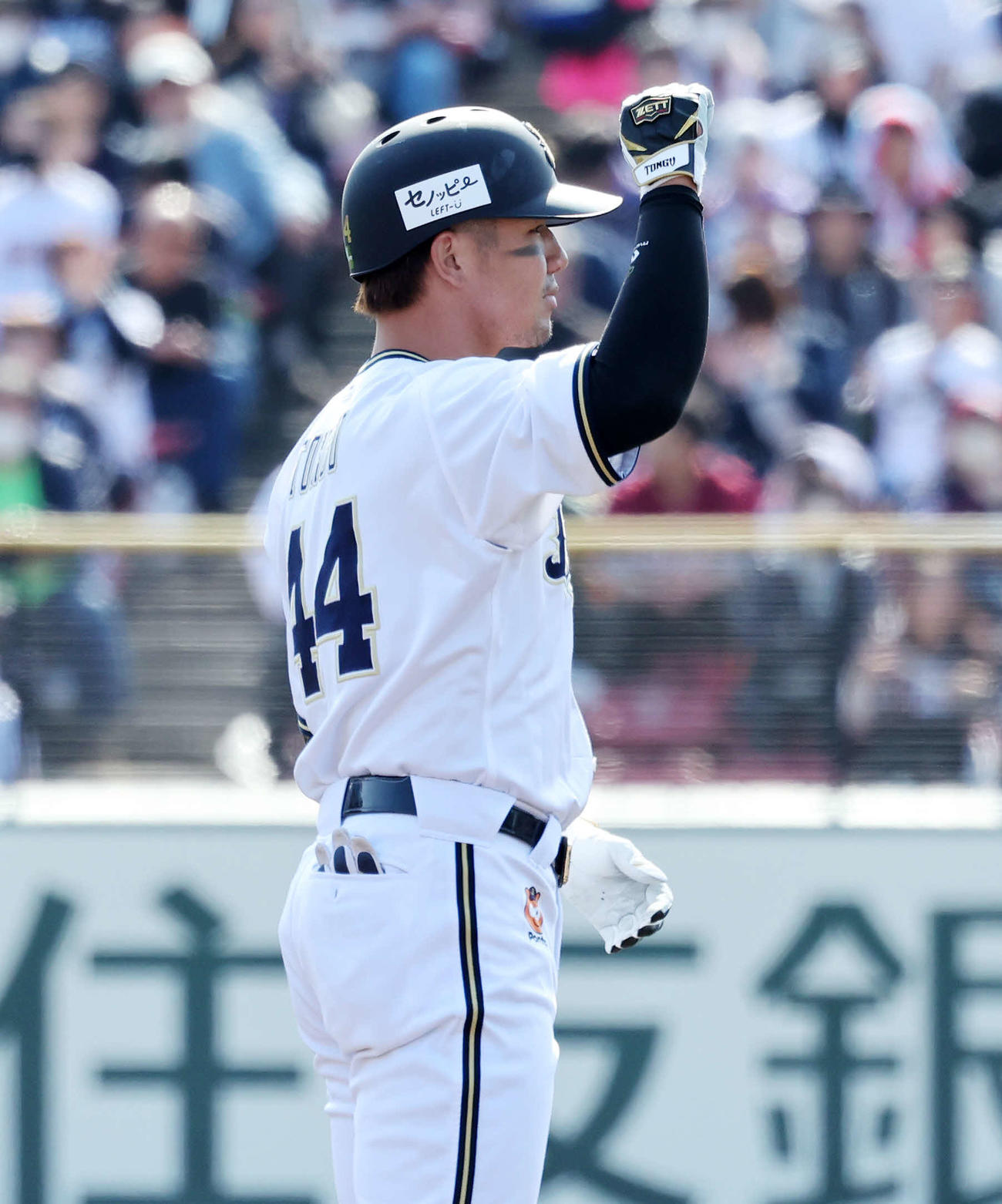 楽天対オリックス　1回表オリックス2死一、二塁、頓宮は右越え適時二塁打を放ちガッツポーズ（撮影・鈴木正人）　