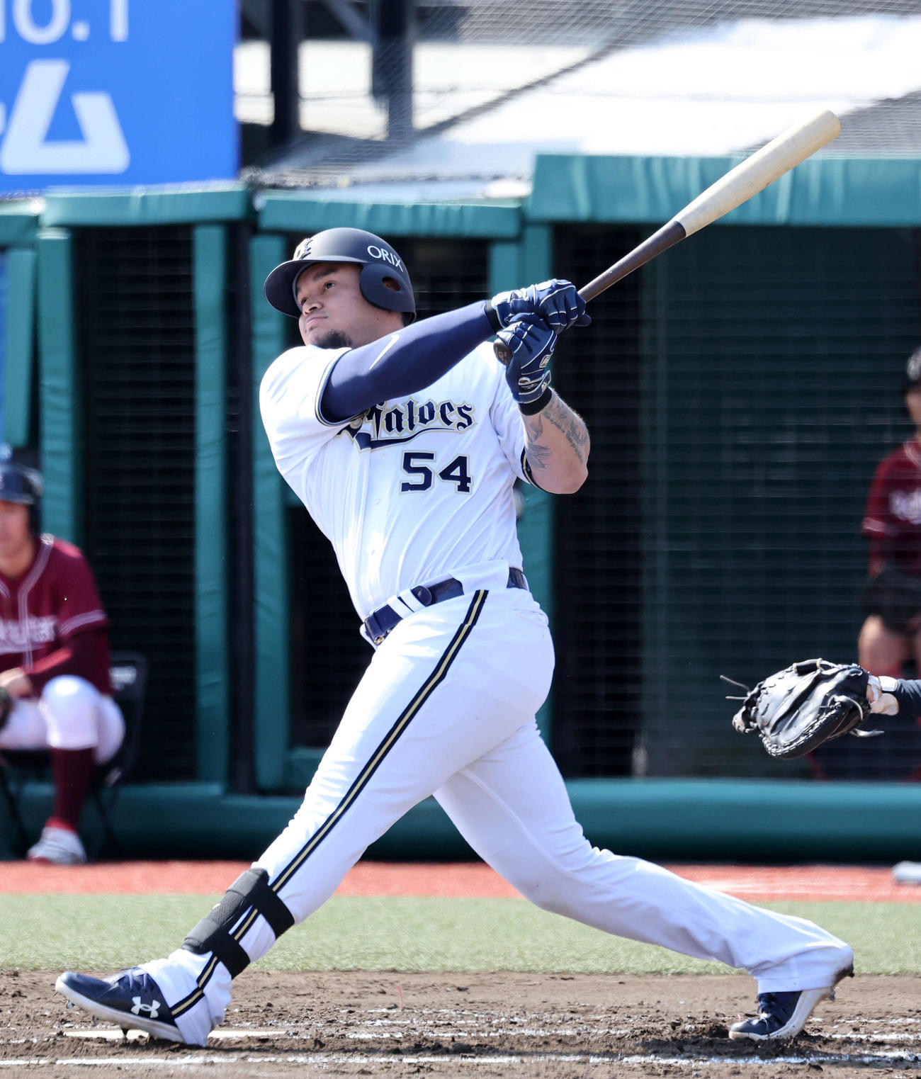 楽天対オリックス　1回表オリックス2死二塁、ディアスは左越え適時二塁打を放つ（撮影・鈴木正人）　